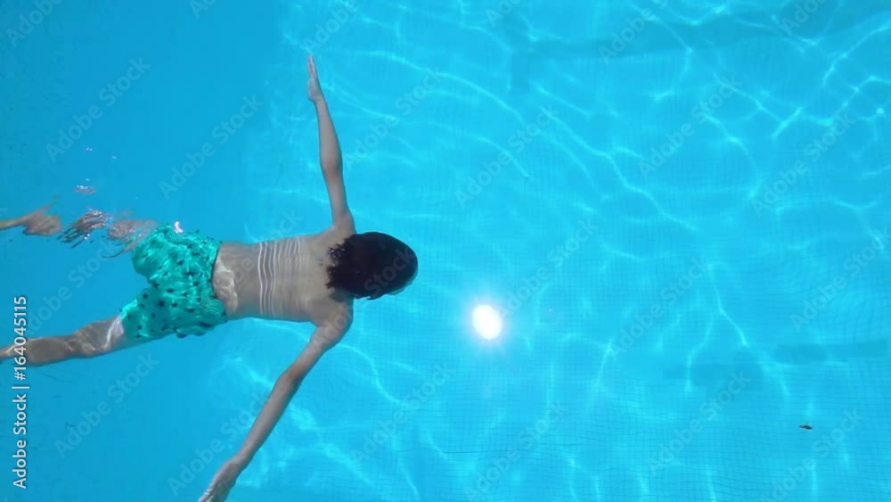 Buceando en la piscina