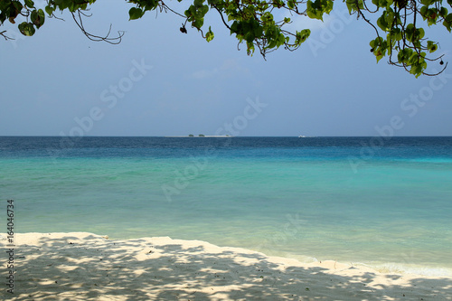 Fototapeta Naklejka Na Ścianę i Meble -  Blue Ocean seen from the beach of Ukulhas, Maldives
