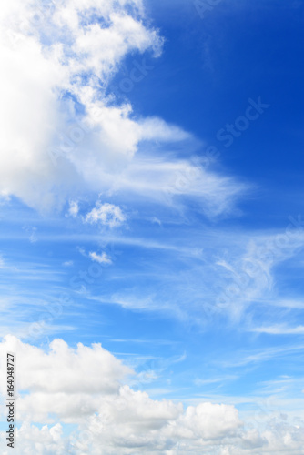 沖縄上空の青空と雲 © Liza5450