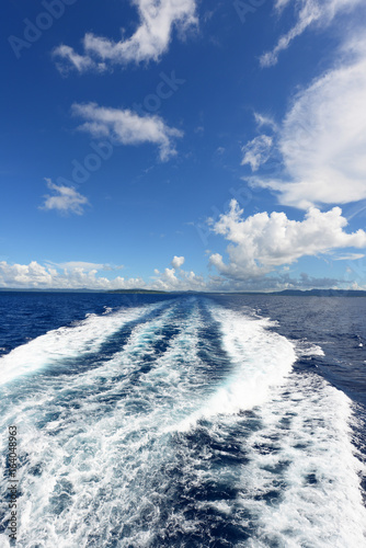 沖縄の青い海と航跡