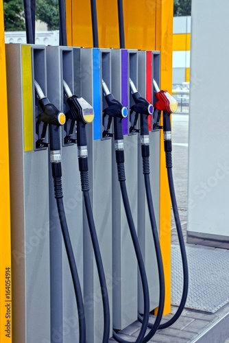 шланги для заливки бензина на колонке заправочной станции