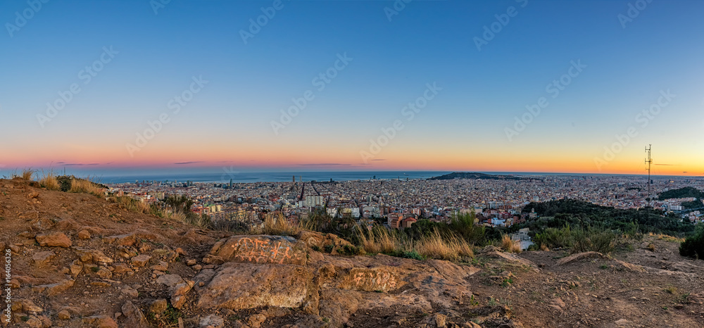 Blick über die spanische Stadt Barcelona zum Sonnenuntergang