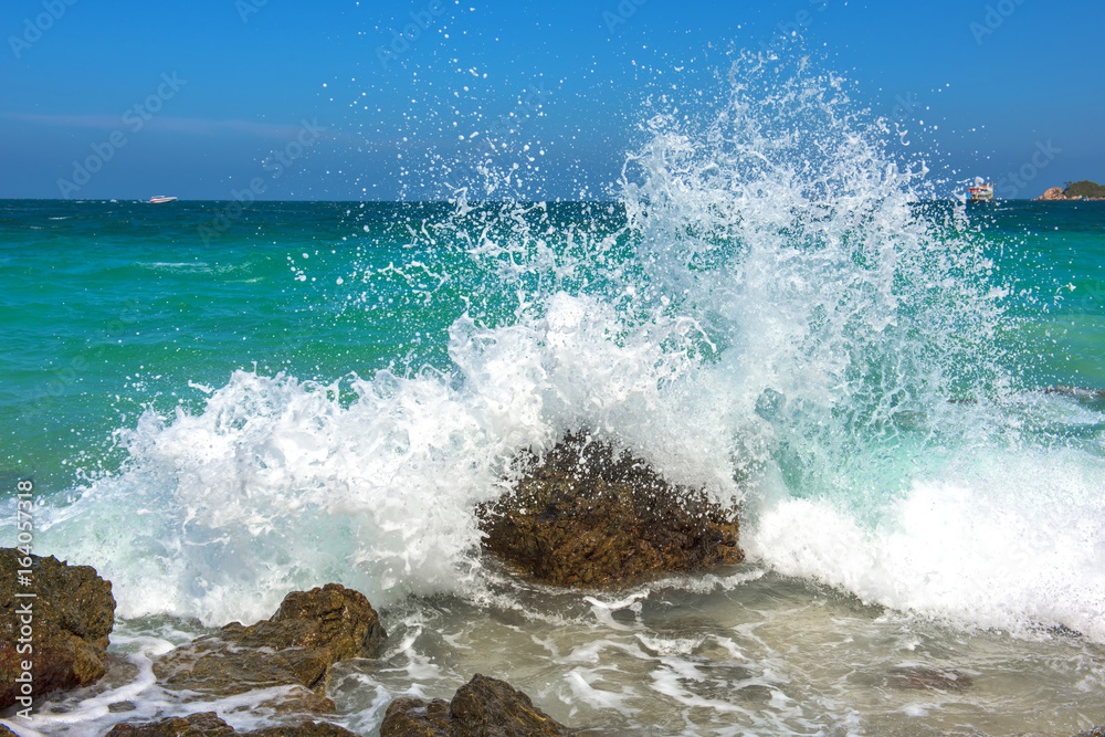 Fototapeta premium amazing nature background.The color of the water and beautifully bright.Azure beach with rocky mountains and clear water of Thailand ocean at sunny day.Koh Lan,Thailand.On a clear day.