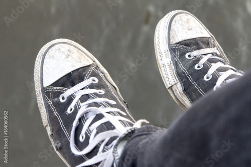 Füße hängen lassen in schwarzen chucks