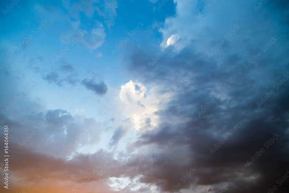 Obraz premium Clouds at sunset as background