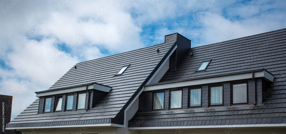 The roof of the house is very beautiful - obrazy, fototapety, plakaty 