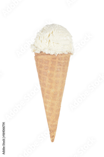 Cono de helado de nata sobre fondo blanco