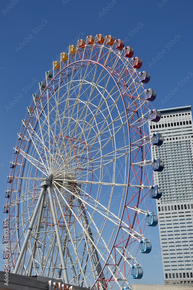 りんくうタウン前の観覧車とビル りんくうタウン前の観覧車とビル