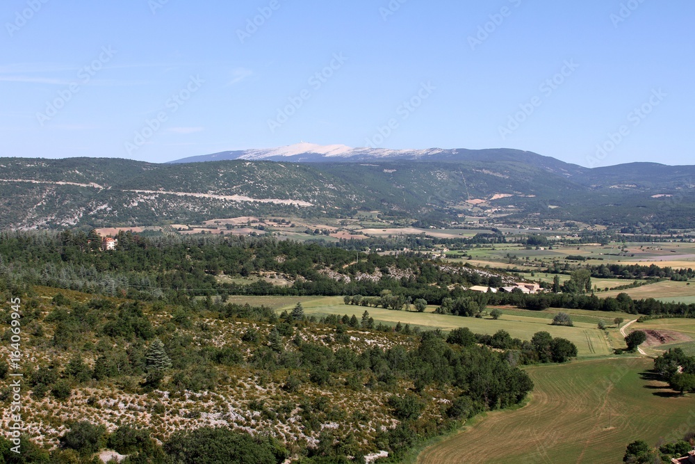 vue sur le mont ventoux dans le Vaucluse vue sur le mont ventoux dans le Vaucluse