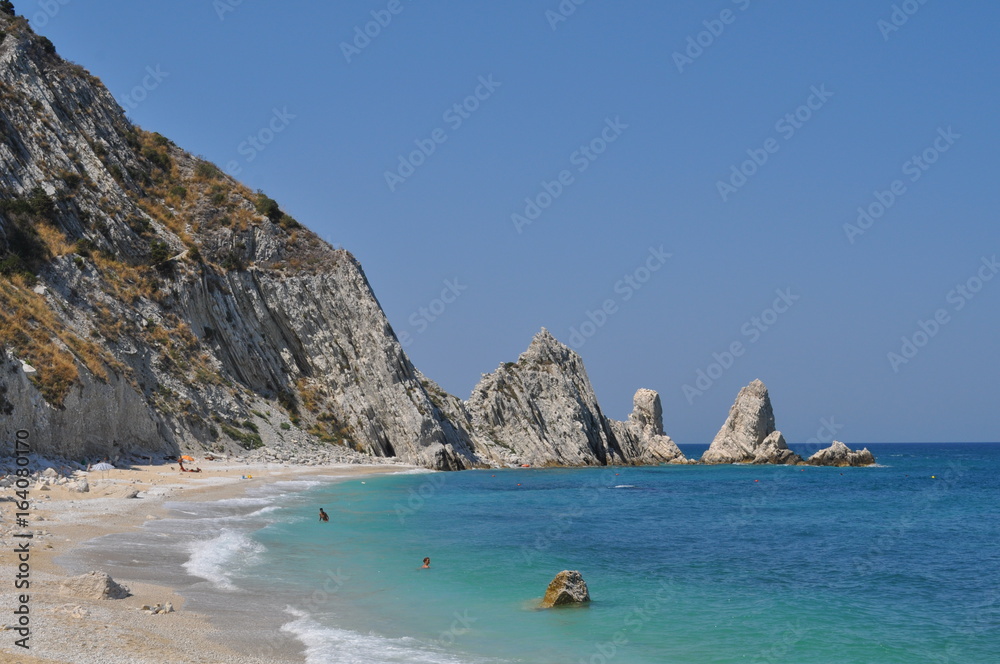 Ancona, Monte Conero, Passo del Lupo, spiaggia delle due sorelle. Ancona, Monte Conero, Passo del Lupo, spiaggia delle due sorelle.