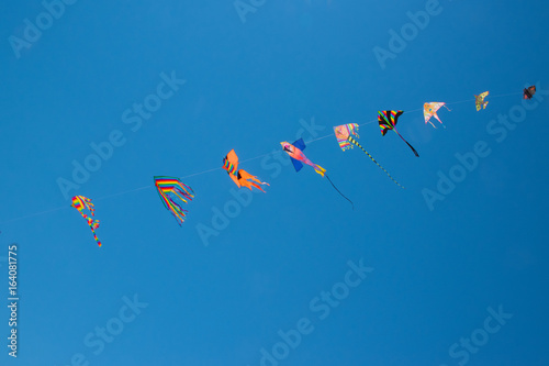 Fotografie viele Bunte Drachen am Himmel