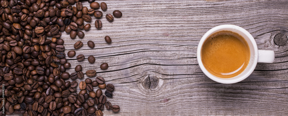 Obraz premium filiżanka espresso na drewnianym tle