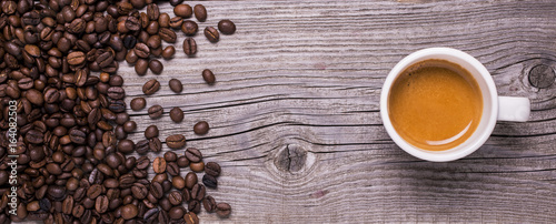 tazzina di caffè espresso su fondo legno © luigi giordano