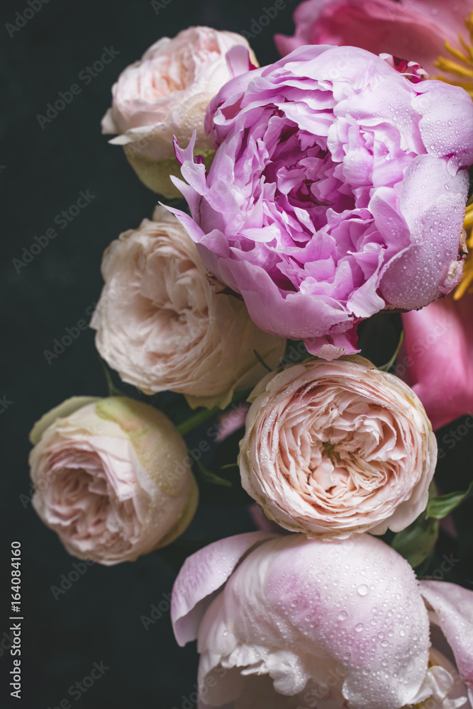 Fototapeta Piwonie i bukiet bombastycznych róż. Shabby chic bukiet ślubny w pastelowych kolorach. Zbliżenie widok, selekcyjna ostrość