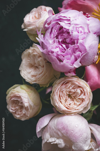 Fototapeta Piwonie i bukiet bombastycznych róż. Shabby chic bukiet ślubny w pastelowych kolorach. Zbliżenie widok, selekcyjna ostrość