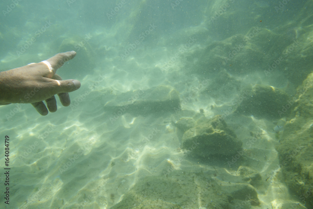 Naklejka premium Swimming underwater