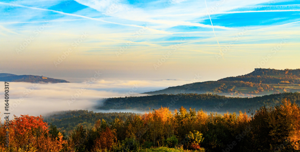 Naklejka premium Maintal und Staffelberg im Nebel