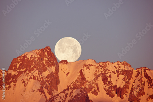 Photo Moon Setting Over Mountain