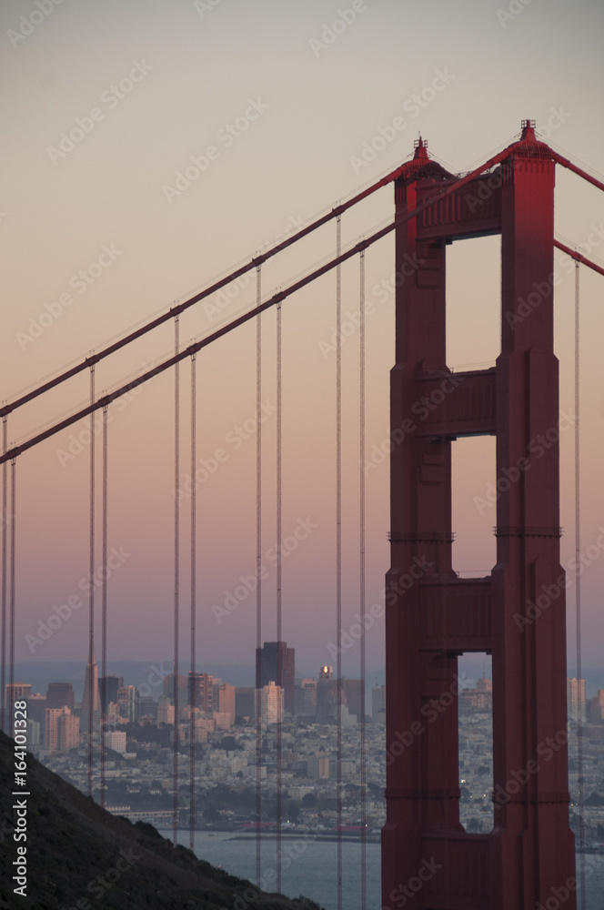 Fototapeta premium Golden gate bridge at dusk with view of San Francisco