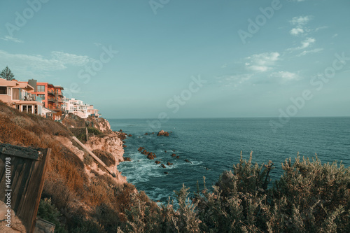 Fototapeta Naklejka Na Ścianę i Meble -  House on a cliff by the ocean with foreground, newport beach, inspiration point, corona del mar