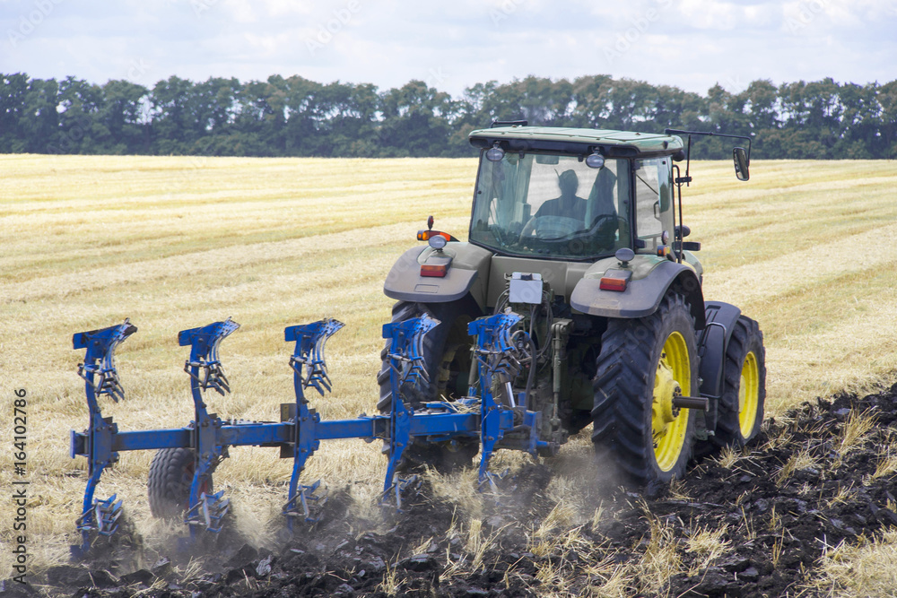 Obraz premium Tractor preparing land for sowing