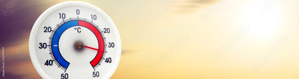 Sommerhitze 35 Grad auf dem Thermometer Sommerhitze 35 Grad auf dem Thermometer