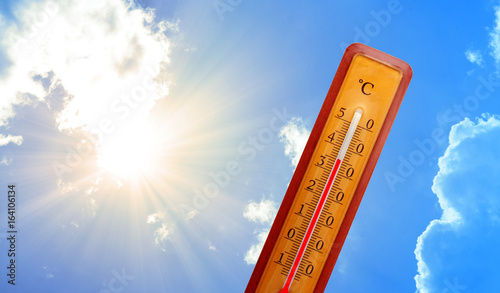 Sommerhitze 35 Grad auf dem Thermometer