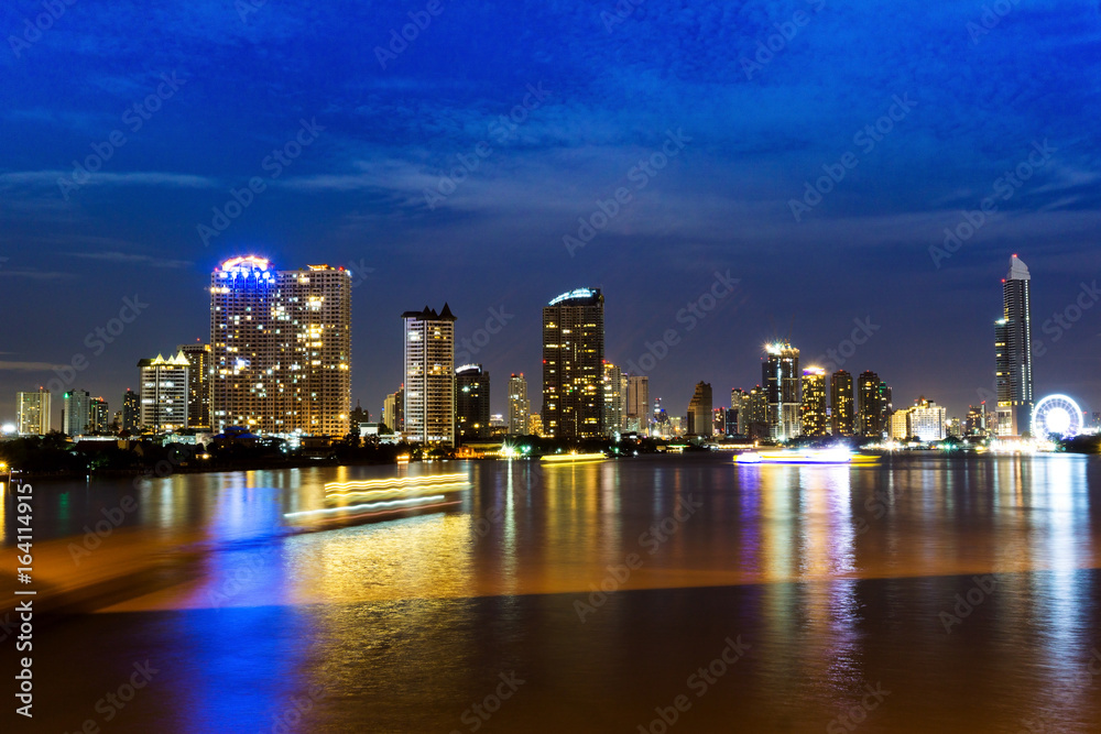 Fototapeta premium Cityscape view of Bangkok modern office business building