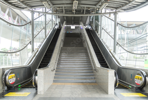 Horizontal escaltor toward way and backward way subway station