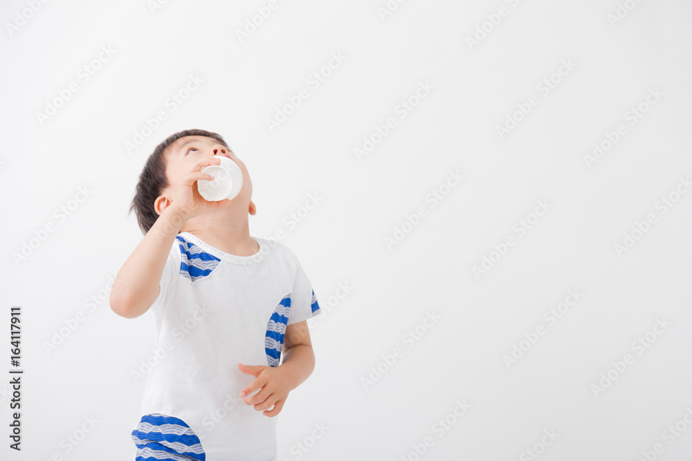 うがい・男の子(白バック) うがい・男の子(白バック)