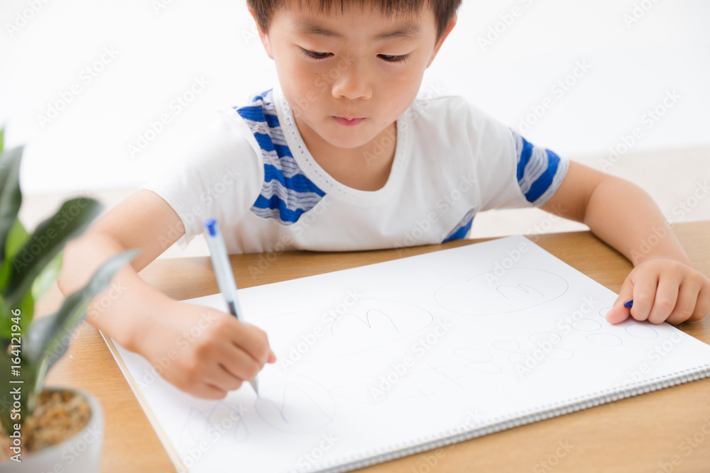 勉強する男の子