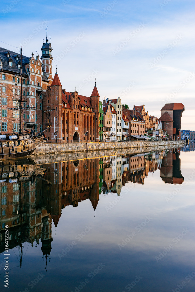 Obraz premium Embankment of Motlawa river with reflection on water, Gdansk