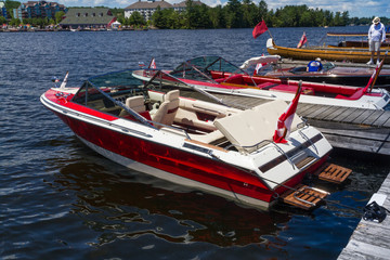 Acrylglasbilder Wasser Motorsport Sportboote im sonnigen Yachthafen  © Les Palenik