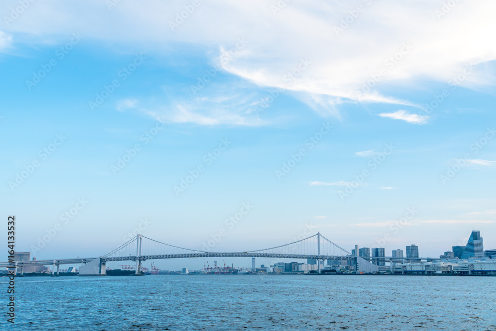 Fototapeta premium 夕暮れ時のレインボーブリッジ