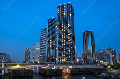 東京湾岸の夜景　勝どきのタワーマンション３