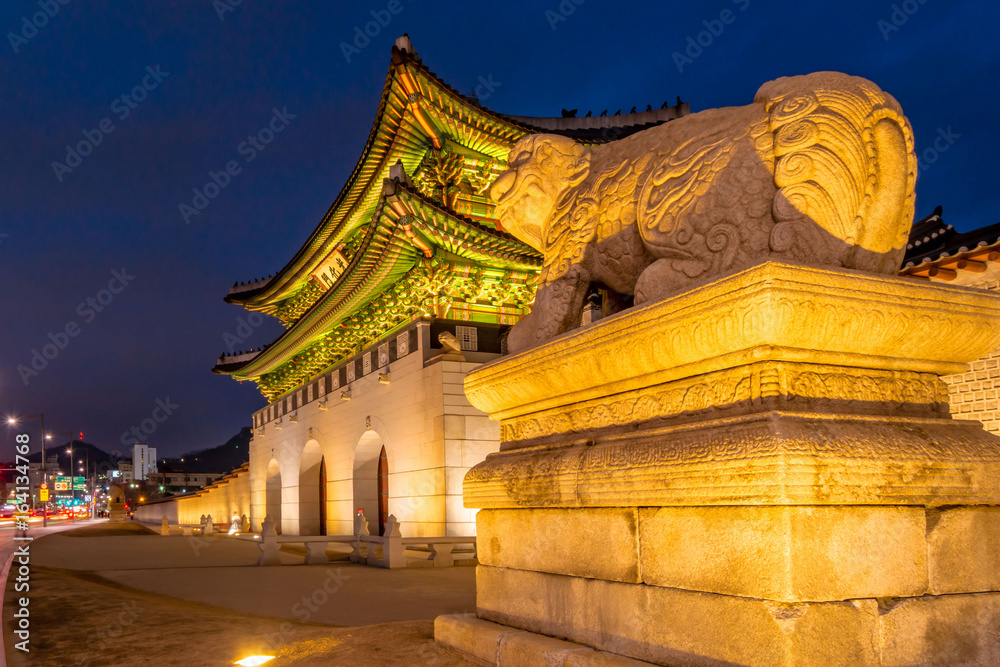 Fototapeta premium South Korea. Night view of Seoul Gwanghwamun.
