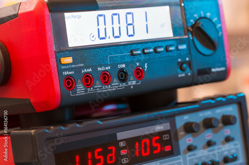 Electronic device for measuring electrical signals