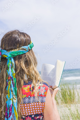 Frau mit Buch