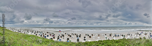 Panorama eines Nordseestrandes auf Norderney mit Strandkörben bei Sturm © Countrypixel