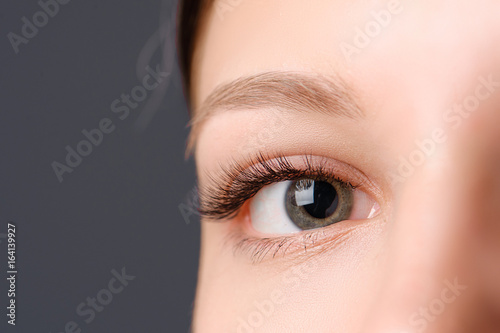 Fototapet Closeup shot of female eye with day makeup