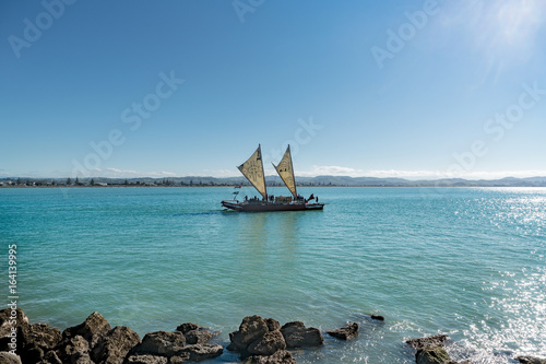Konstfotografi Maori Boat Sailing on Hawke's Bay