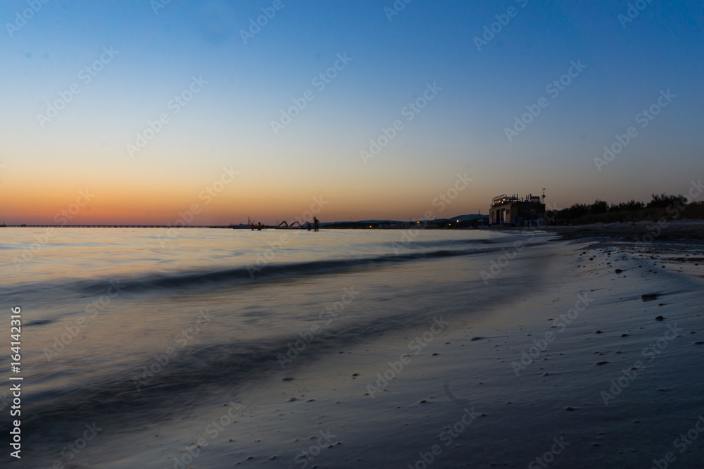 Spiaggia del mediterraneo al tramonto