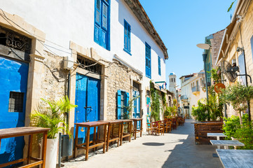 Fotobehang Cyprus Sfeervolle oude straat in Limassol  © smallredgirl