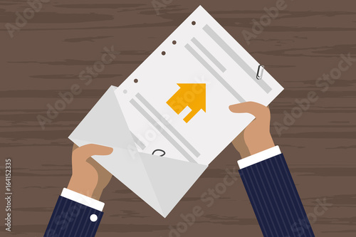 Person öffnet Brief - Haus - Immobilien