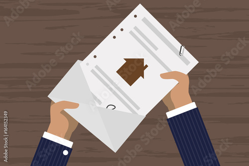 Person öffnet Brief - Haus - Rechnung