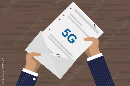 Person öffnet Brief - 5G - Internet - Rechnung