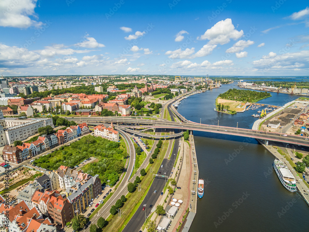 Szczecin z rzeką Odrą widziany z lotu ptaka. Krajobraz Szczecina z Bulwarem Piastowski, trasą zamkową i mostem na Odrze.