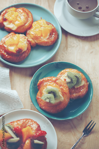 mix fruit pastry with coffee