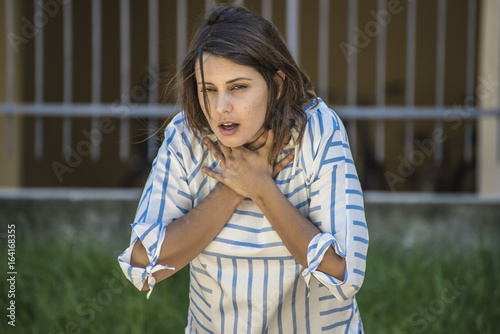 ragazza chiede aiuto mentre sta soffocando per ostruzione delle vie aeree