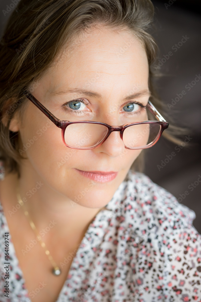 femme mature avec ses lunettes Stock Photo | Adobe Stock